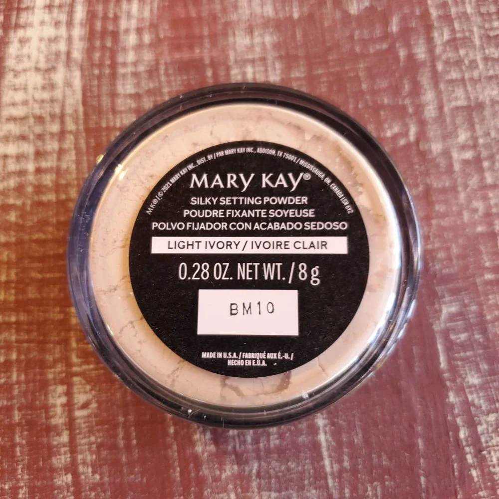 Light Ivory Silky Setting Powder Mary Kay